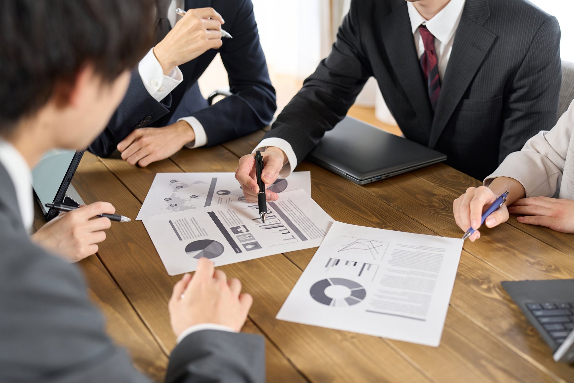 Hands-of-business-people-having-a-meeting-2012217032_3869x2580