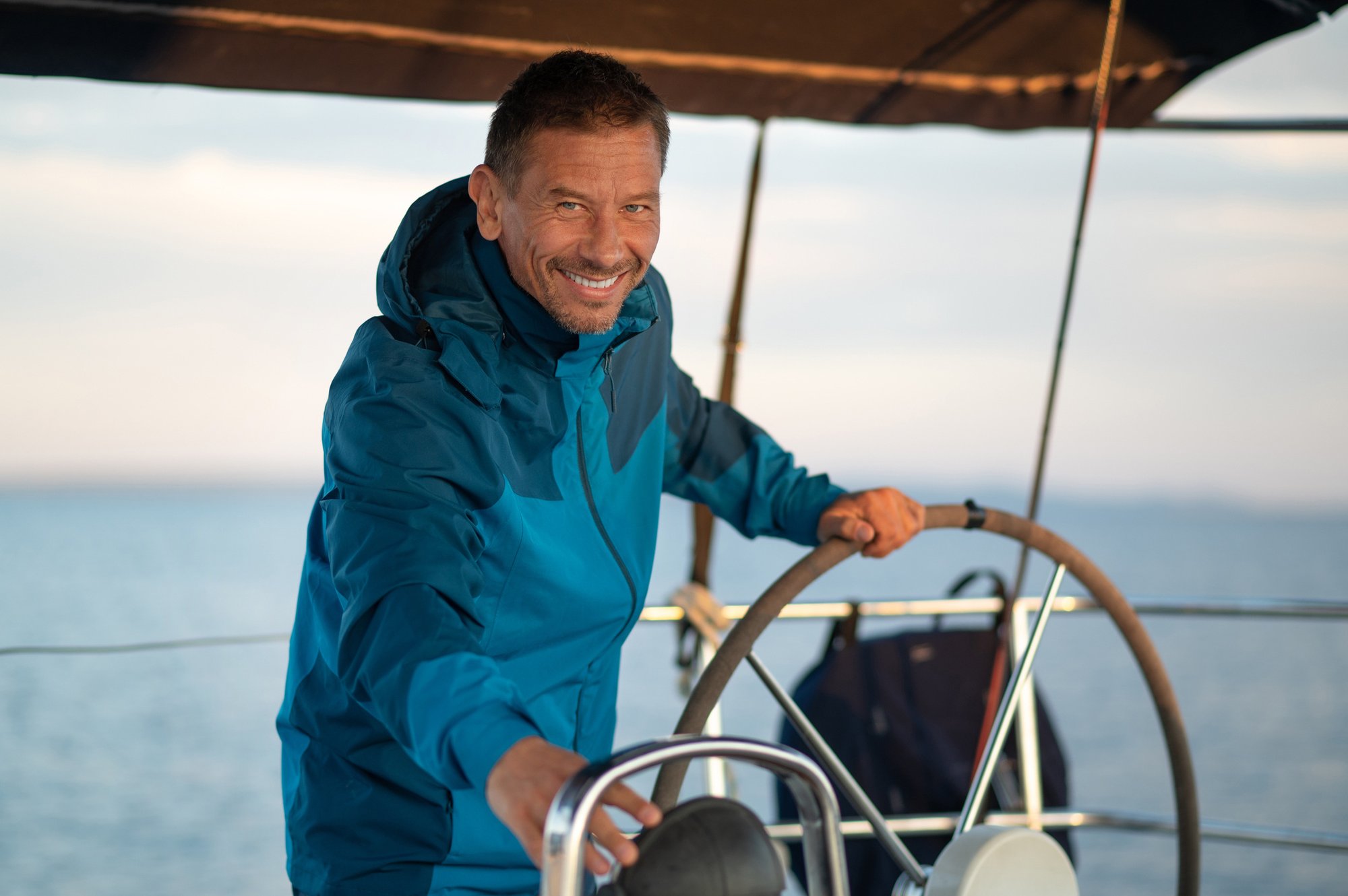 Mature-man-standing-near-the-steering-whell-on-the-yacht-1724017244_2126x1414